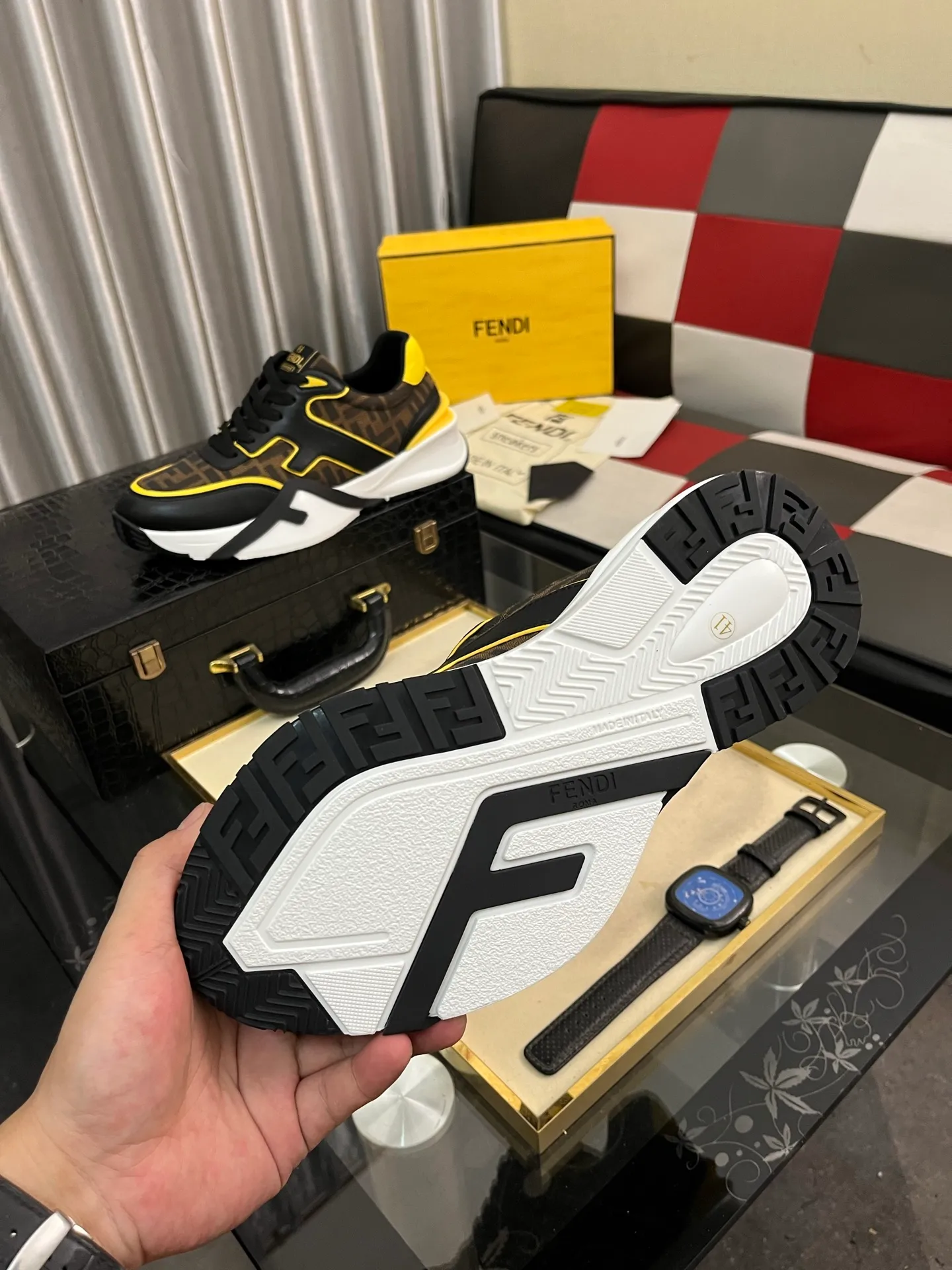 Men's men's shoes 💰560⌚️⌚️FENDI.•FENDI unique modern style sneakers. Counter purchasing🏃casual shoes😍😍 Original breathable fly-knit mesh imported from Italy (refuses to discolor and abrade feet) soles: Original soles specially provided by the original factory, super cool😍 French lazy style design ⚠️ Original quality, super comfortable and wear-resistant original soles. Code number: 38-442️⃣Colors available